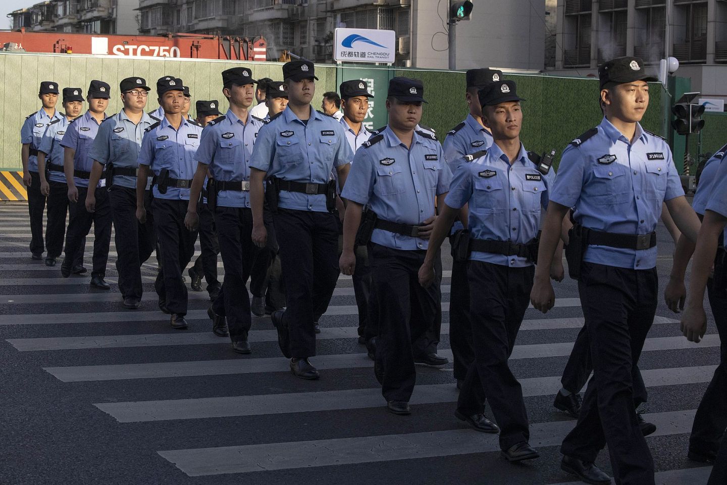 2020年7月27日上午，美国驻成都总领事馆正式关闭前，中国警察在附近巡逻。（AP）