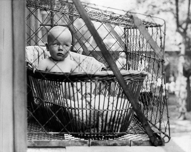 把婴儿关进悬空铁笼、送去邮递，100年前的父母带孩子真狠