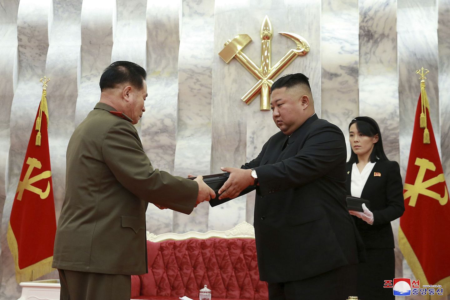 朝韩签订《朝韩停战协定》67周年之际，金正恩于7月26日在劳动党本部大楼授予朝鲜武装力量主要指挥成员“白头山”纪念手枪。（Reuters）