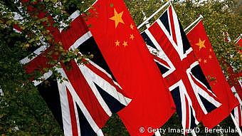 Flaggen von China und Großbritannien (Getty Images/D. Berehulak)