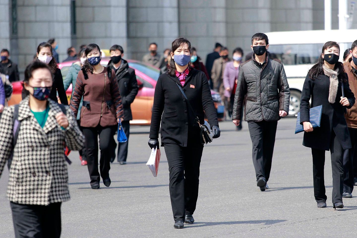 朝鲜街头民众戴口罩出行活动，民众的配合也是朝鲜疫情没有大规模爆发的原因。（AP）