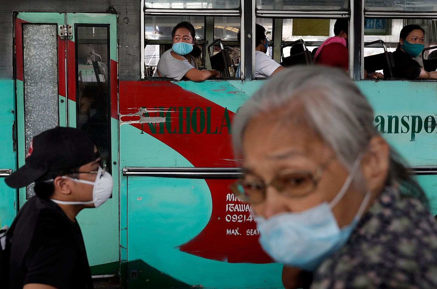 菲律宾的新冠肺炎疫情仍在蔓延。图为马尼拉民众戴口罩出行。（AP）