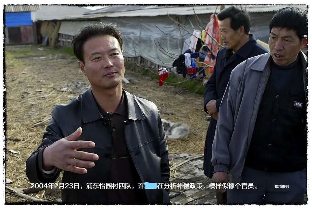 2004年，39岁的许某某在上海接受媒体采访  摄影 | 雍和