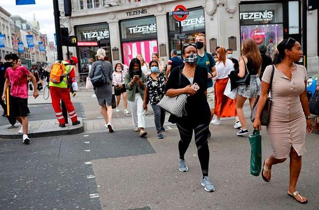 英男子用口罩遮挡关键部位，光身出街散步，抗议强制佩戴口罩政策