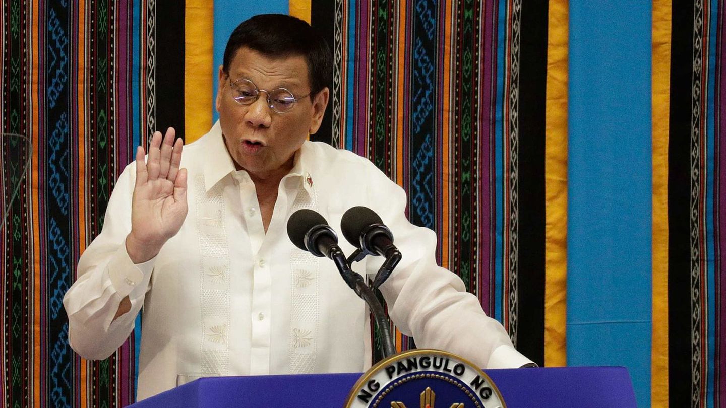 菲律宾总统杜特尔特7月27日的国情咨文报告演讲持续近100分钟，由于出席人数有严格限制，大部分议员与政府官员通过网络视频会议的方式参加。（Reuters）