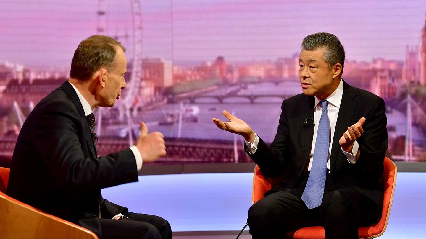 中国驻英国大使刘晓明（右）在接受BBC的专访。（Reuters）