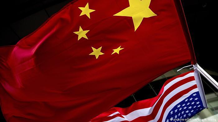 China Peking | Chinesische und US-amerikanische Fahnen nebeneinander (picture-alliance/dpa/A. Wong)