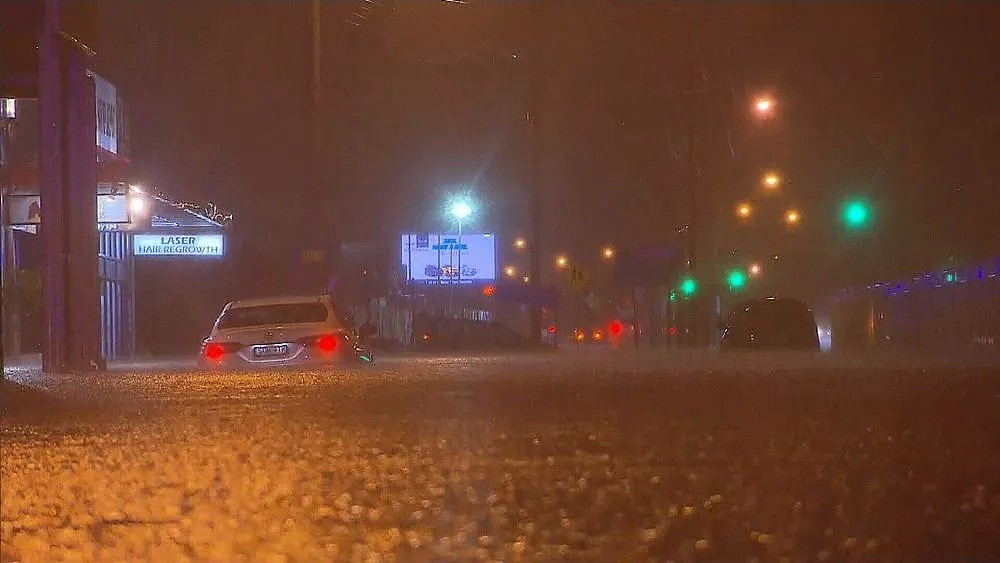 狂风过境，堪培拉近两百户居民被断电！澳洲多地发布洪灾预警 - 6