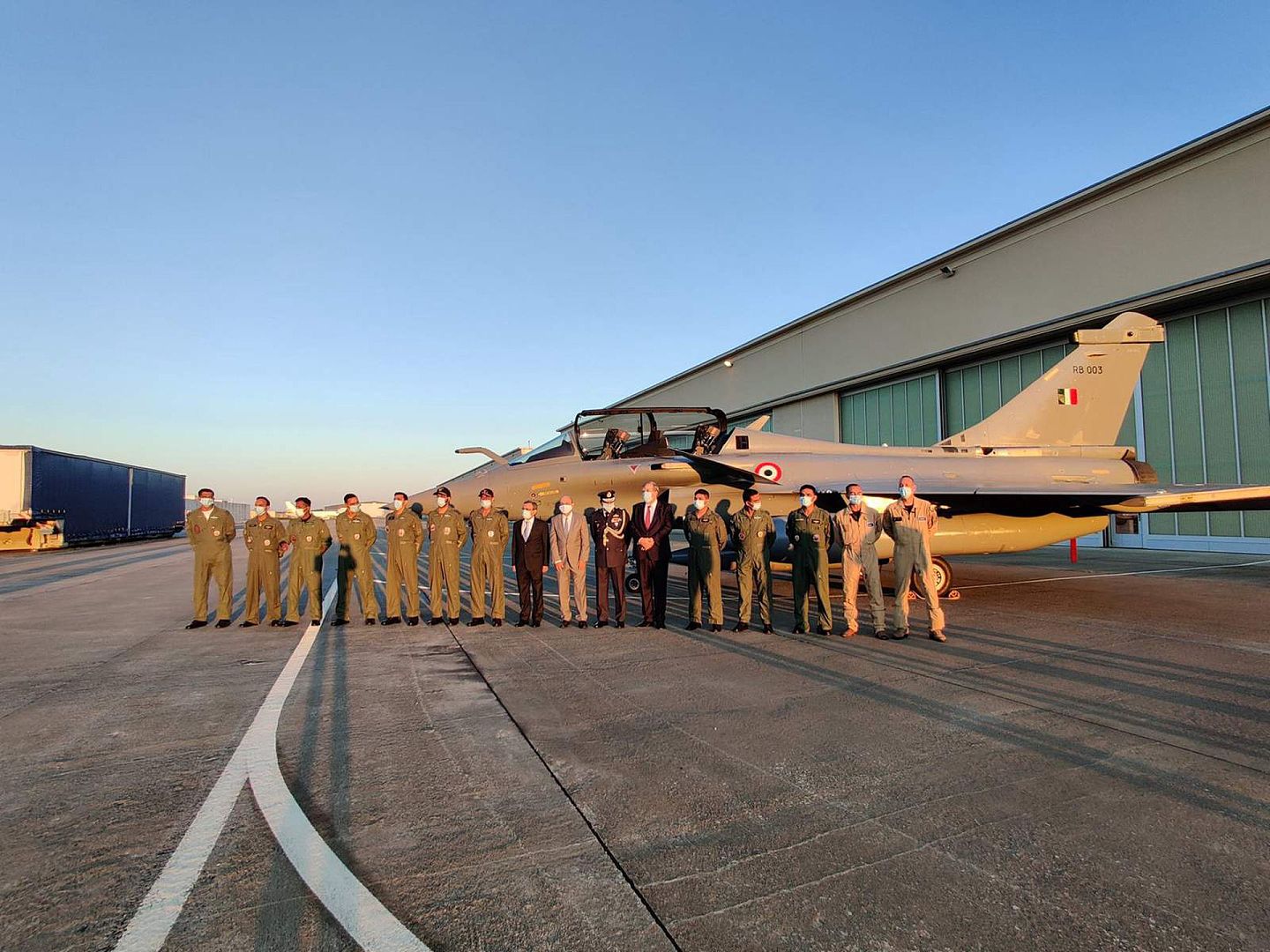 在交接现场，印度和法国的人员站在战斗机前合影。（Twitter@India in France）