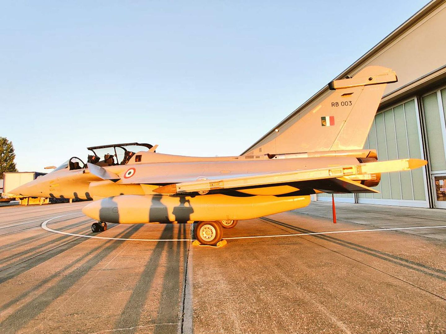 “阵风”战斗机被形容为印度空军的“游戏规则改变者”，因为这款战斗机将显著提升印度空军的战斗实力。这款战斗机装备了一系列先进的强大武器。（Twitter@India in France）