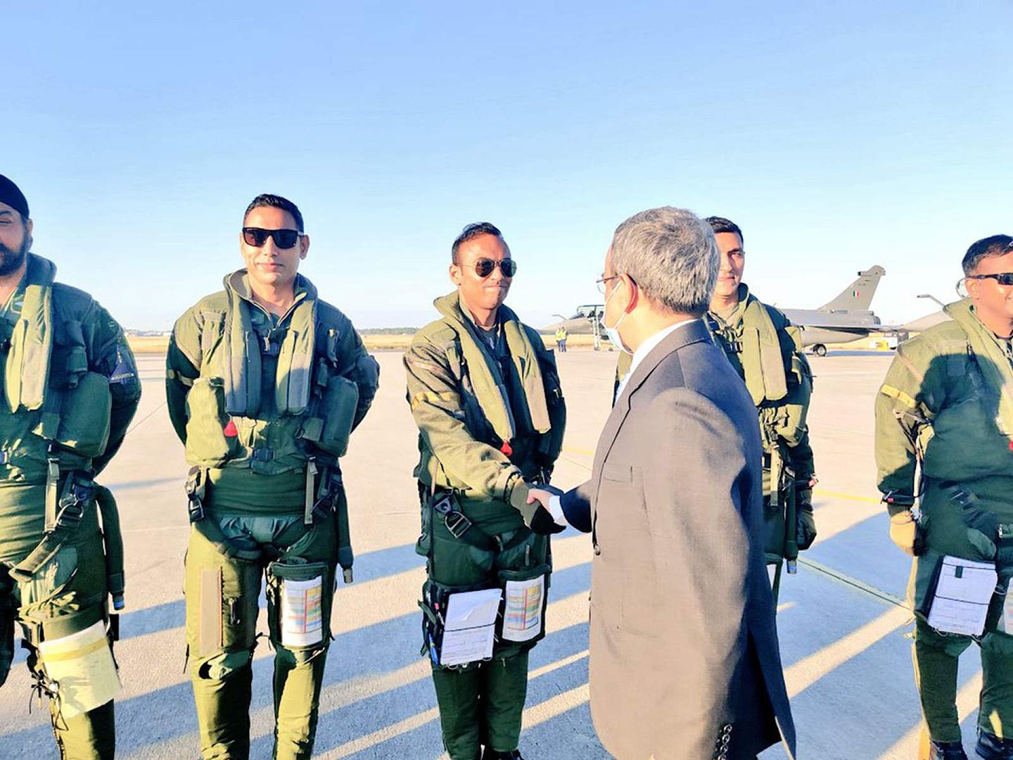 印度驻法大使阿什拉夫同印度飞行员握手，这些飞行员将驾驶“阵风”战斗机，飞往印度。（Twitter@India in France）
