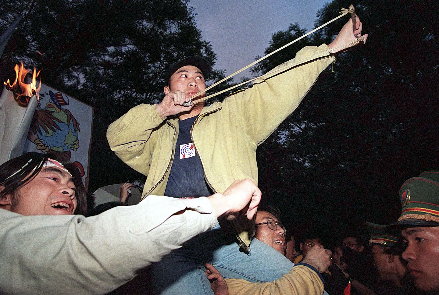 1999年5月9日。中国十几个主要城市爆发了抗议活动，数万名愤怒的市民走上街头。抗议北约轰炸中国驻南联盟大使馆是一种故意的侵略行为 （AFP）