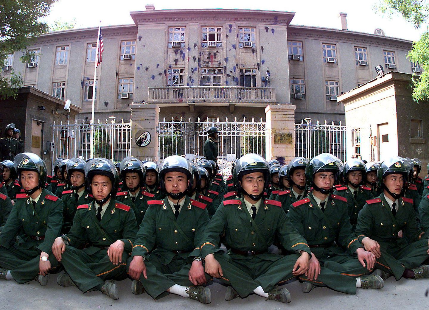 1999年5月10日，数百名身着防暴装备的中国士兵坐在美国大使馆前，为北京又一天的抗议活动做准备。（AFP）