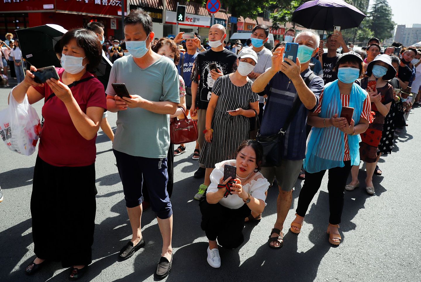 2020年7月27日，大批民众聚集在美国驻成都总领事馆外拍照留念。（Reuters）