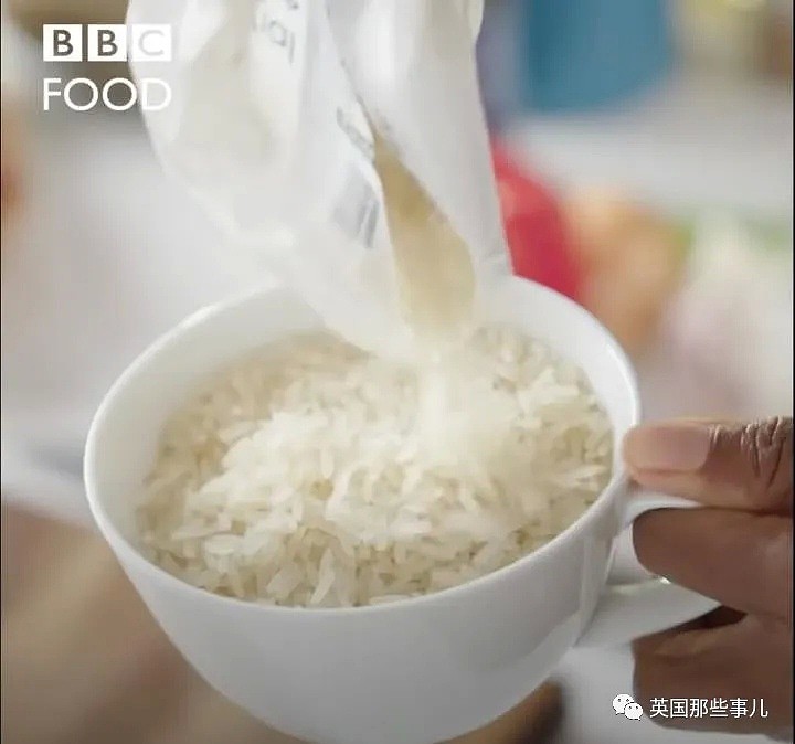 BBC美食节目教做蛋炒饭：米饭煮成粥，滤干过冷水，看呆亚洲人（视频/组图） - 3