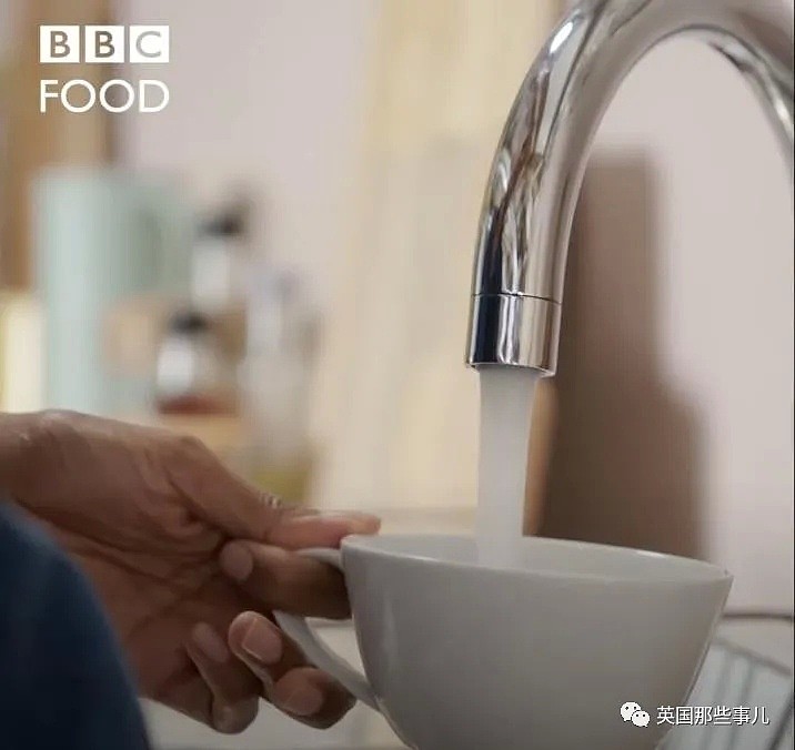 BBC美食节目教做蛋炒饭：米饭煮成粥，滤干过冷水，看呆亚洲人（视频/组图） - 4