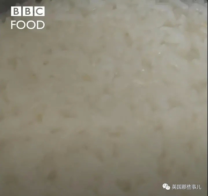 BBC美食节目教做蛋炒饭：米饭煮成粥，滤干过冷水，看呆亚洲人（视频/组图） - 11