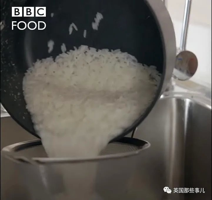 BBC美食节目教做蛋炒饭：米饭煮成粥，滤干过冷水，看呆亚洲人（视频/组图） - 12