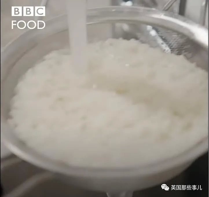 BBC美食节目教做蛋炒饭：米饭煮成粥，滤干过冷水，看呆亚洲人（视频/组图） - 14