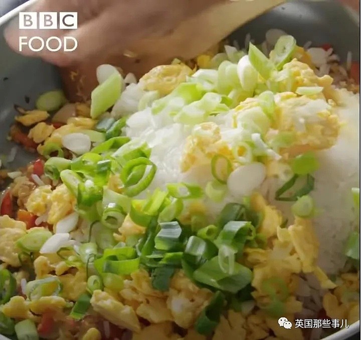 BBC美食节目教做蛋炒饭：米饭煮成粥，滤干过冷水，看呆亚洲人（视频/组图） - 23