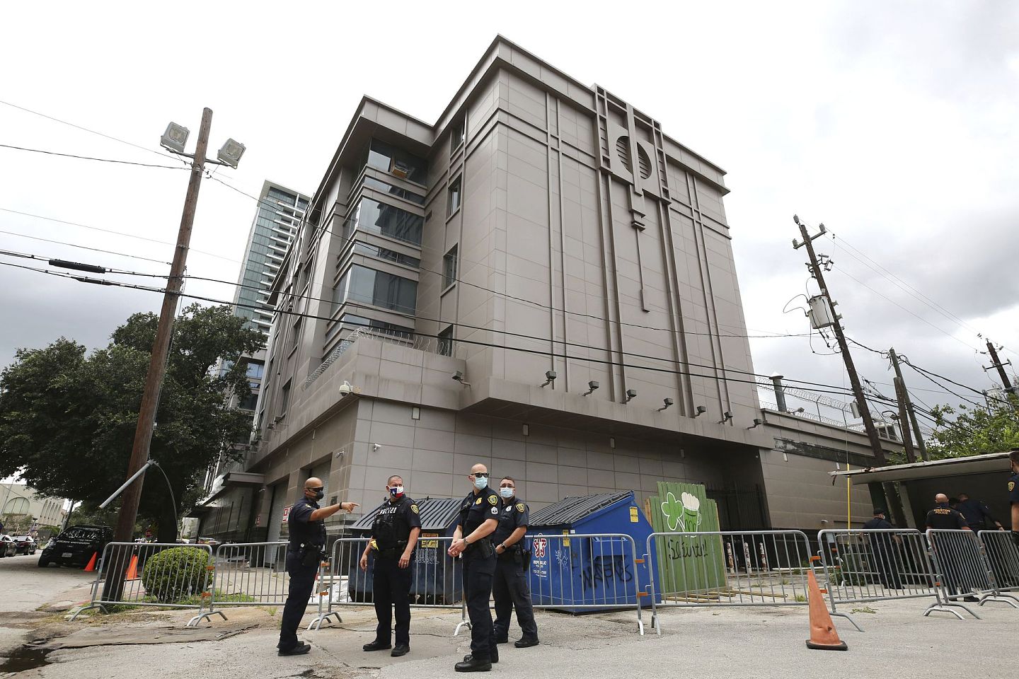 美方7月21日要求关闭中国驻休斯敦总领馆。图为2020年7月24日，美国警察在休斯敦中国总领馆外设置路障。（AP）