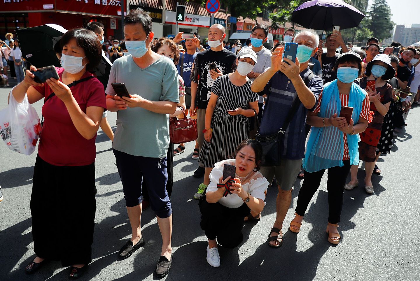 2020年7月27日，连日来大批民众聚集在美国驻成都总领事馆外拍照留念。（Reuters）