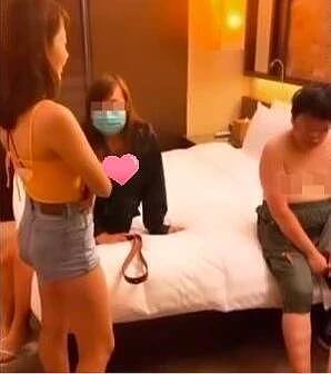 香港美女老师遭肥胖男子性骚扰，将其骗至酒店报复该男子，用皮带抽打并令其舔鞋（组图） - 6