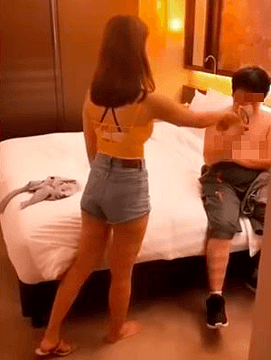 香港美女老师遭肥胖男子性骚扰，将其骗至酒店报复该男子，用皮带抽打并令其舔鞋（组图） - 7