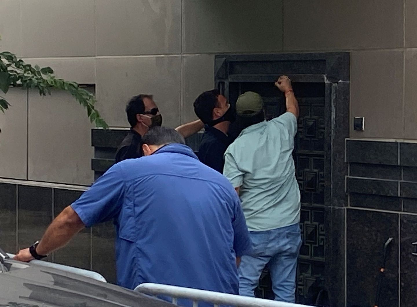 一群人试图撬开中国驻休斯敦总领馆的后门。（Reuters）