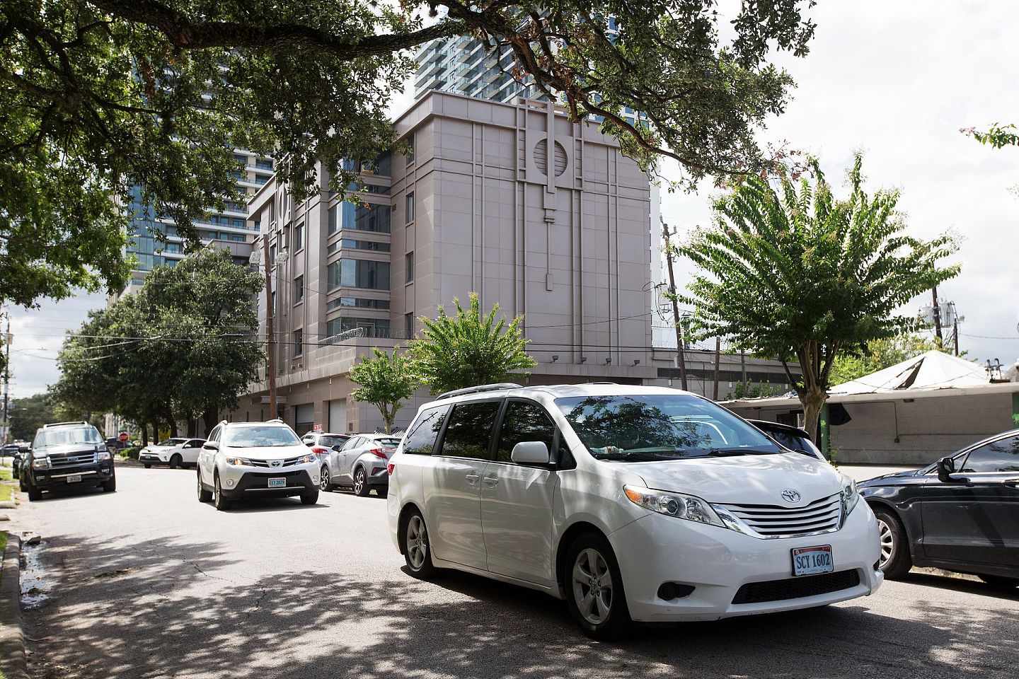 2020年7月24日，三辆领事车辆离开休斯敦的中国总领馆。（AP）