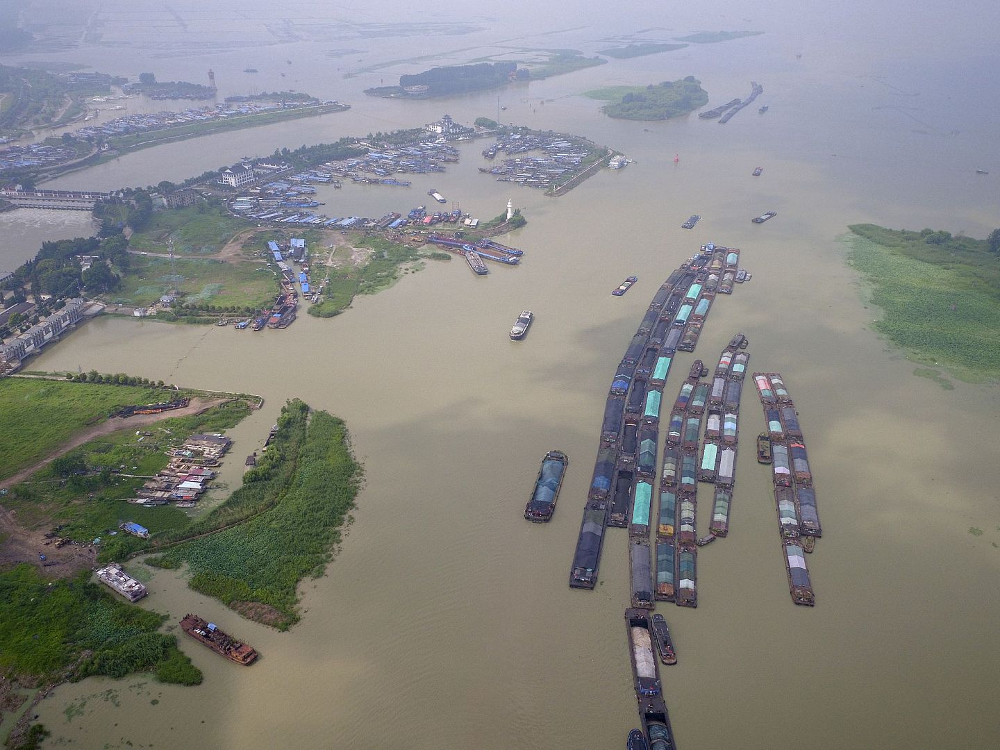自6月1日来，中国洪灾已造成严重损失。（人民视觉）