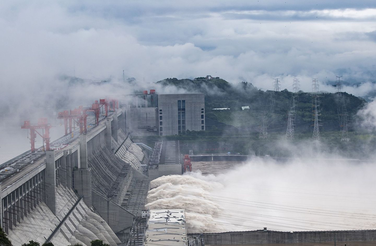 7月26日，三峡枢纽开启泄洪深孔泄洪，以应对新一轮洪水。（人民视觉）