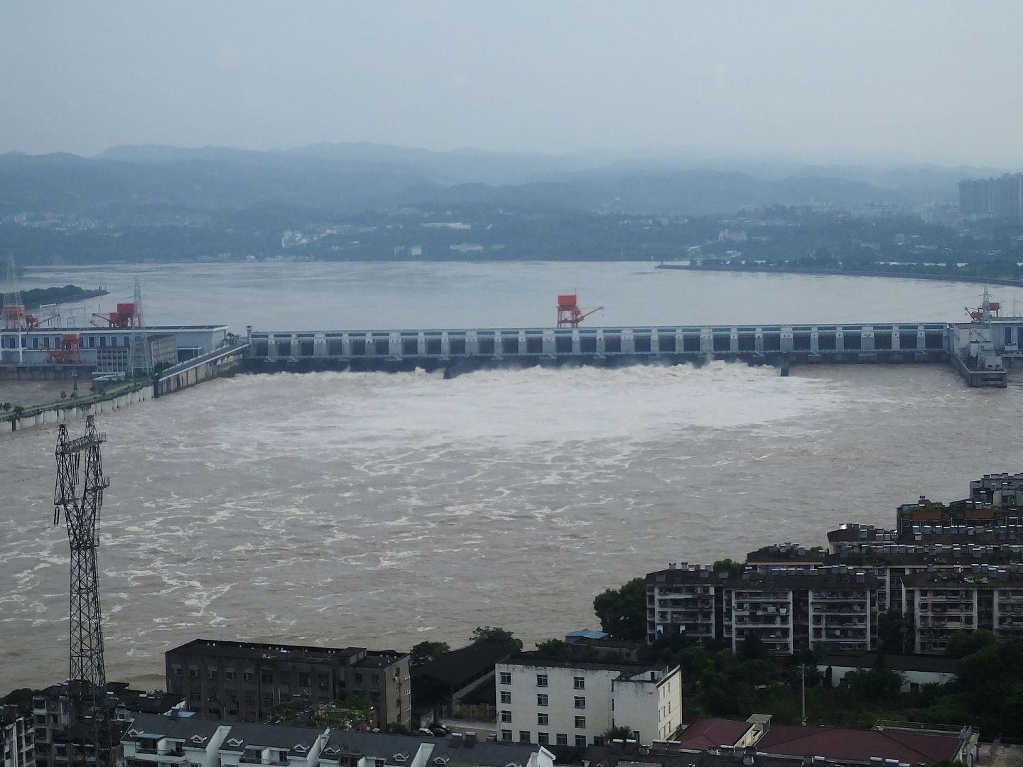 7月28日，湖北宜昌葛洲坝泄洪画面。（人民视觉）