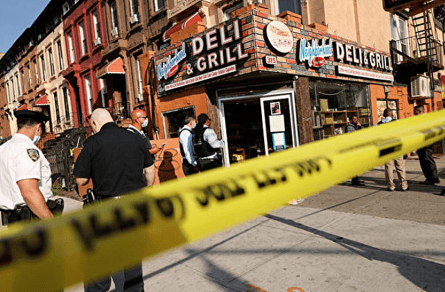 随机杀人！纽约男子熟食店遭一枪毙命 华人区周末变战区 1天15起枪击案 警局长：一时半会改善不了（组图） - 7