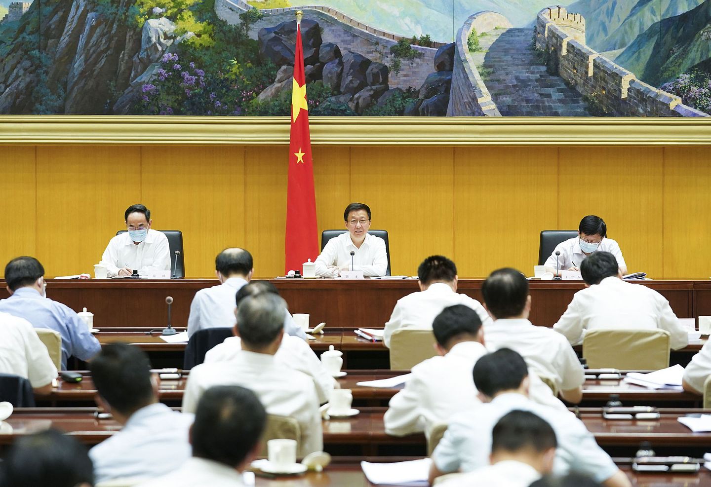 7月24日，中共中央政治局常委、国务院副总理韩正（左二）在北京主持召开房地产工作座谈会。北京、南京、宁波等热点城市官员亦有出席。（新华社）
