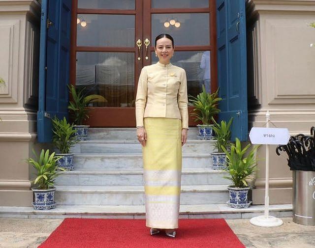 泰国54岁华裔富婆为国王祈福，穿黄色裹身裙优雅，盘发撞脸苏提达