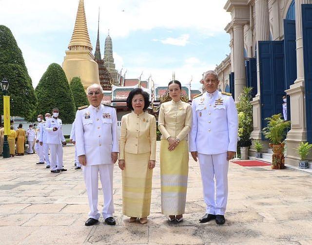 泰国54岁华裔富婆为国王祈福，穿黄色裹身裙优雅，盘发撞脸苏提达