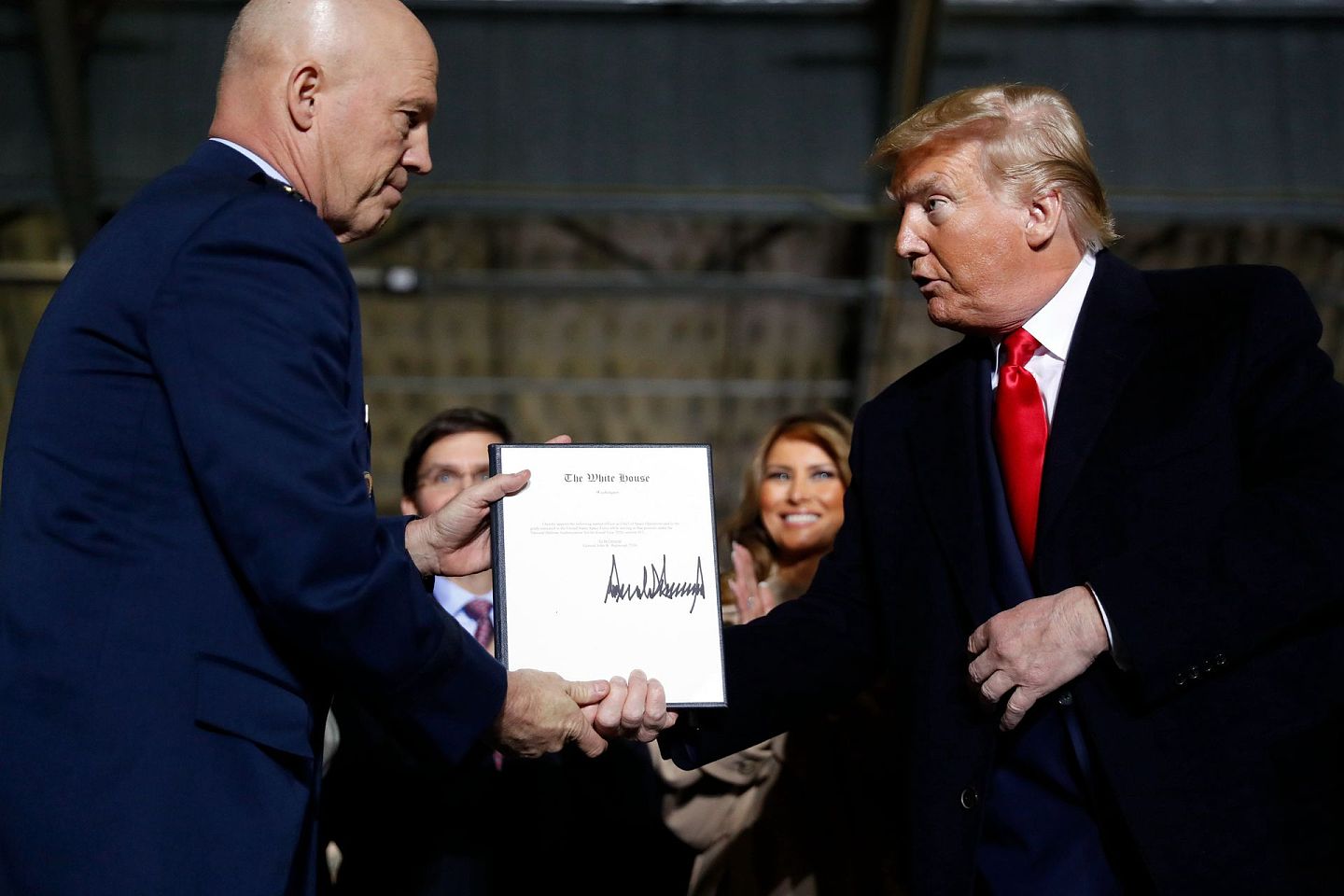 2019年12月20日，美国总统特朗普在马里兰州安德鲁斯空军基地签署了《2020财年国防授权法案》。该法案要求美军加大同科技创新领域的互动与合作。（AP）