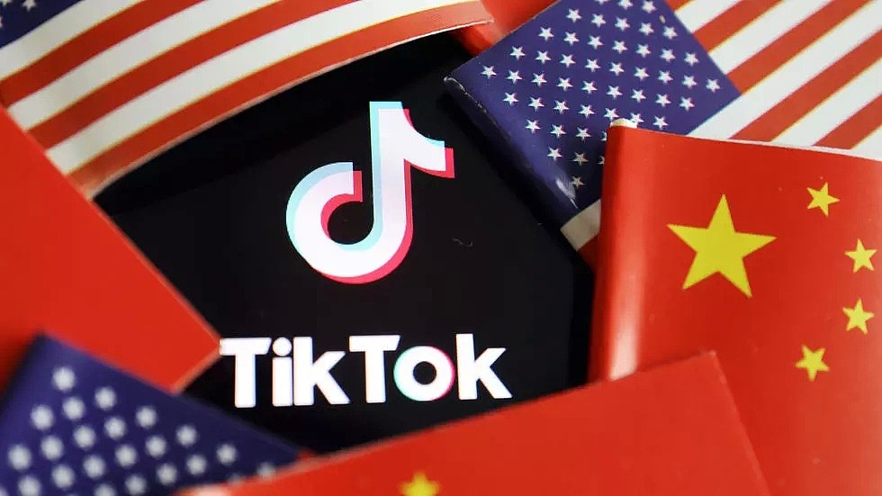 中美国旗与TikTok标识示意图
