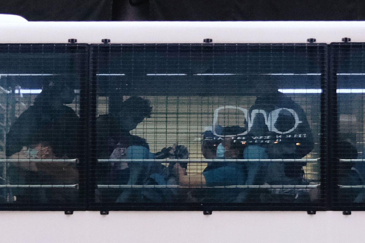 2020年6月28日，中国香港一些民众在抗议“港版国安法”时被拘留在警车内。（Reuters）