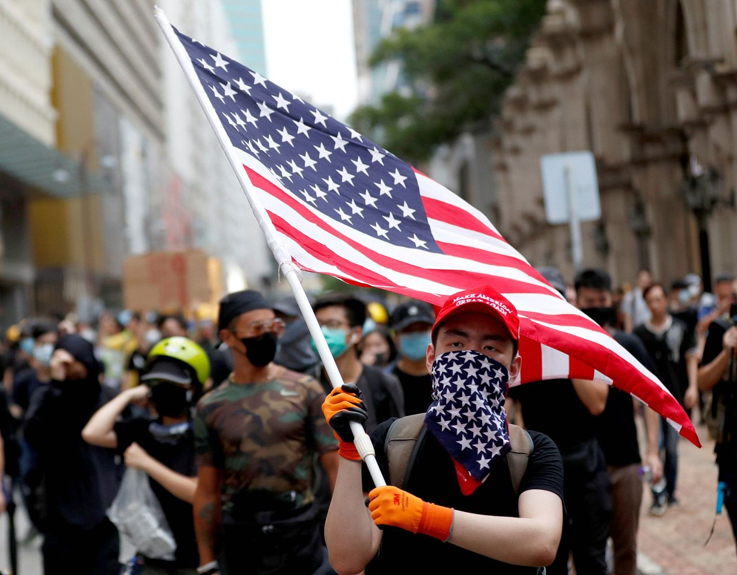 当香港示威者举着美国国旗游行时，这背后的行为逻辑是令人颇感迷惘的。（路透社）
