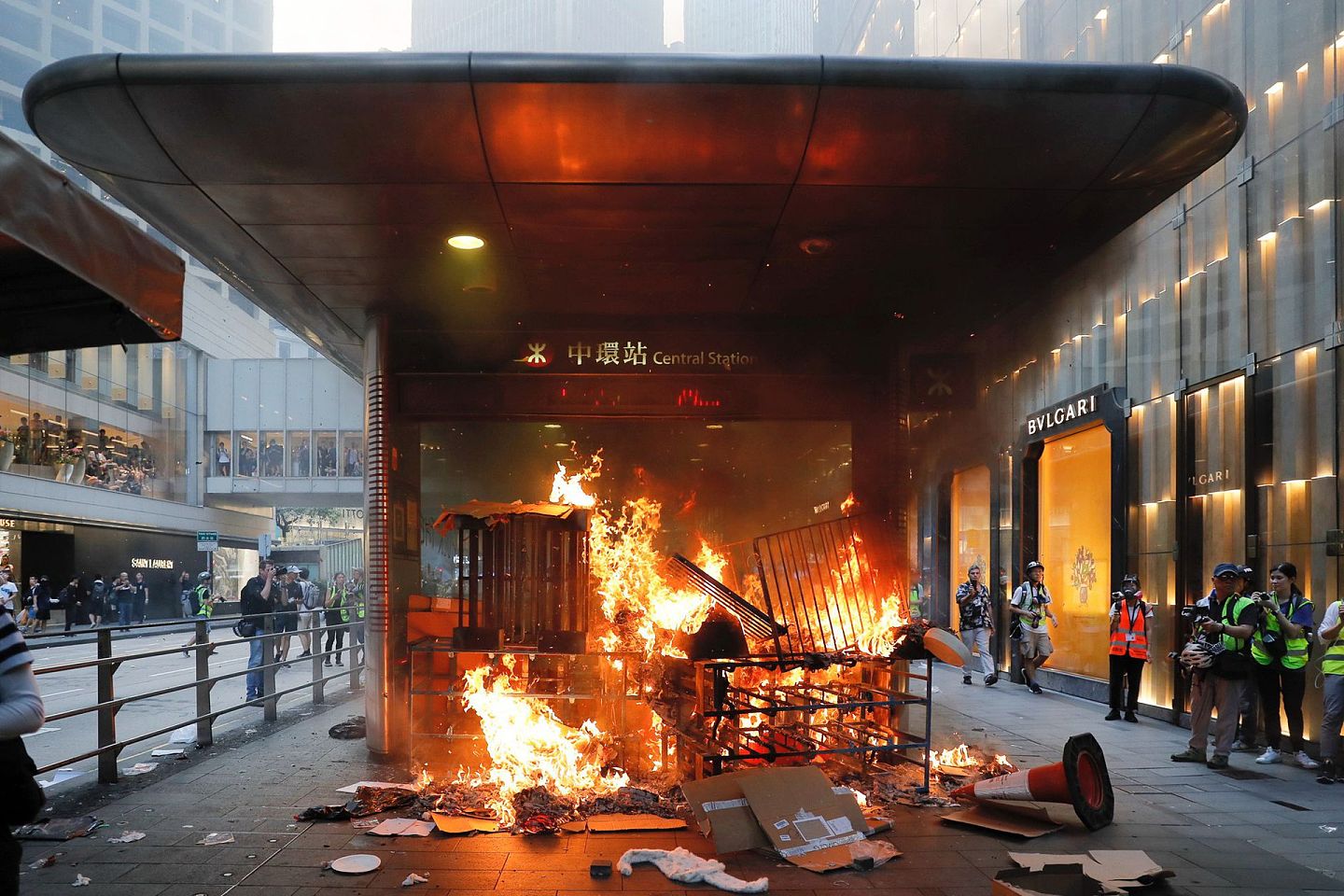 在2019年9月的一次“和平示威”期间，如图中的一处地铁站入口被捣毁了。（美联社）