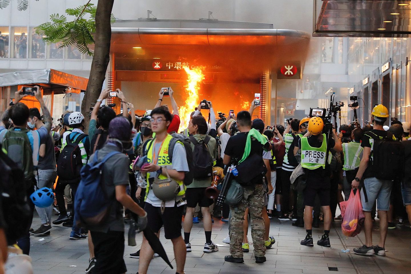 遗憾的是，在示威者前往美国驻香港领馆和平示威的路上，外界就难免能见到和平的景象。（美联社）