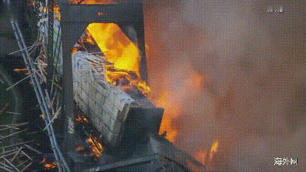 美国一运有危险品货运列车脱轨车厢起火，黑烟冲天桥体坍塌！（视频/组图） - 2