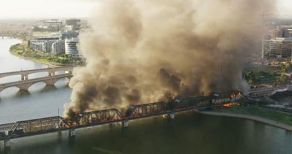 美国一运有危险品货运列车脱轨车厢起火，黑烟冲天桥体坍塌！（视频/组图） - 1