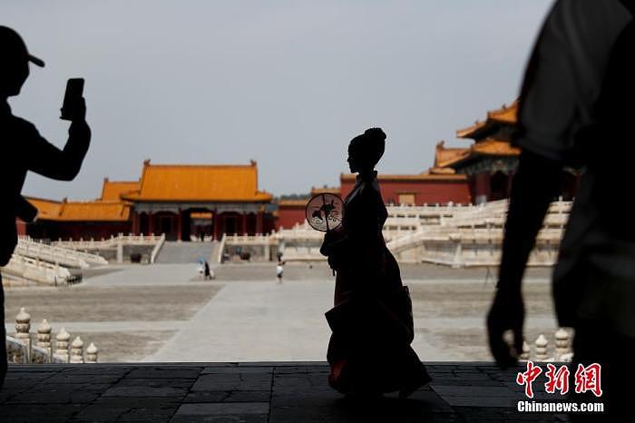 资料图：7月21日，游客在北京故宫博物院参观留影。中新社记者 杜洋 摄