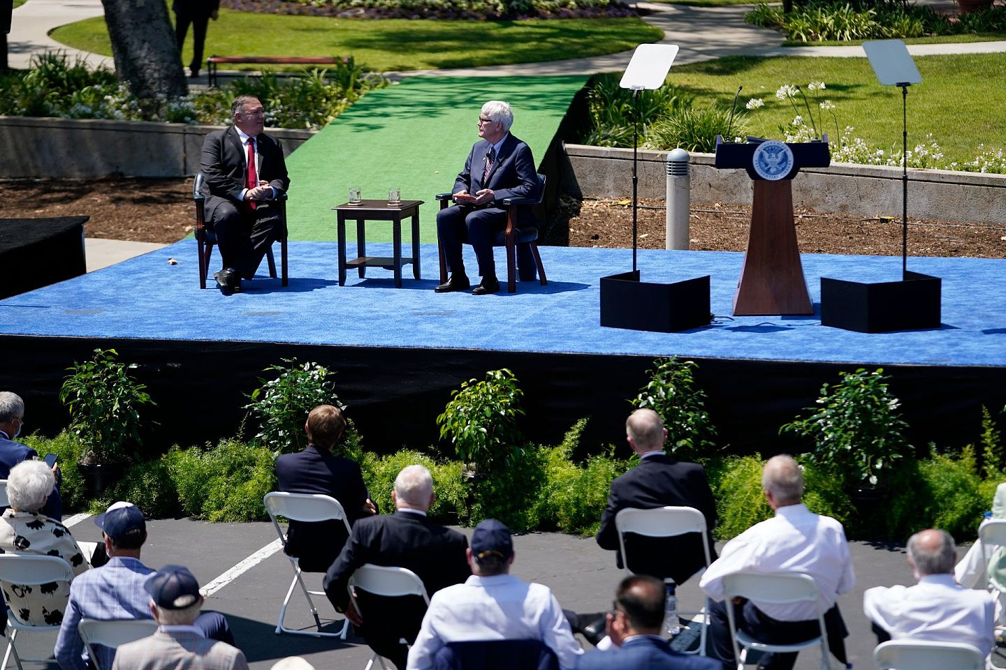 2020年7月23日，蓬佩奥在加利福尼亚州约巴林达的尼克松总统图书馆发表对华政策演讲，他在尼克松基金会主席兼首席执行官休·休伊特（Hugh Hewitt）的演讲后回答提问。（AP）