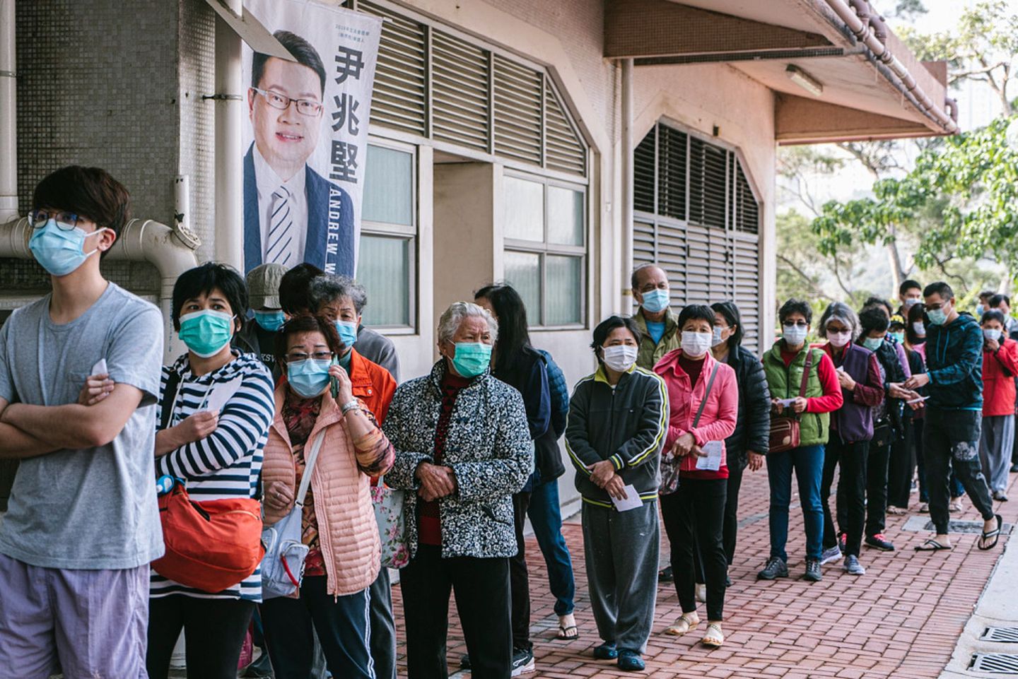 随着香港疫情变得严峻，医疗资源告急。（HK01）