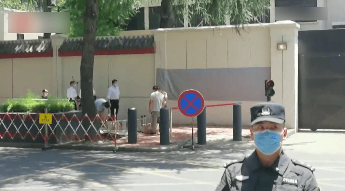 7月27日，美国驻成都总领馆闭馆后，中国施工队进场，准备拆除原美驻成都领馆外墙标识。（环球网）