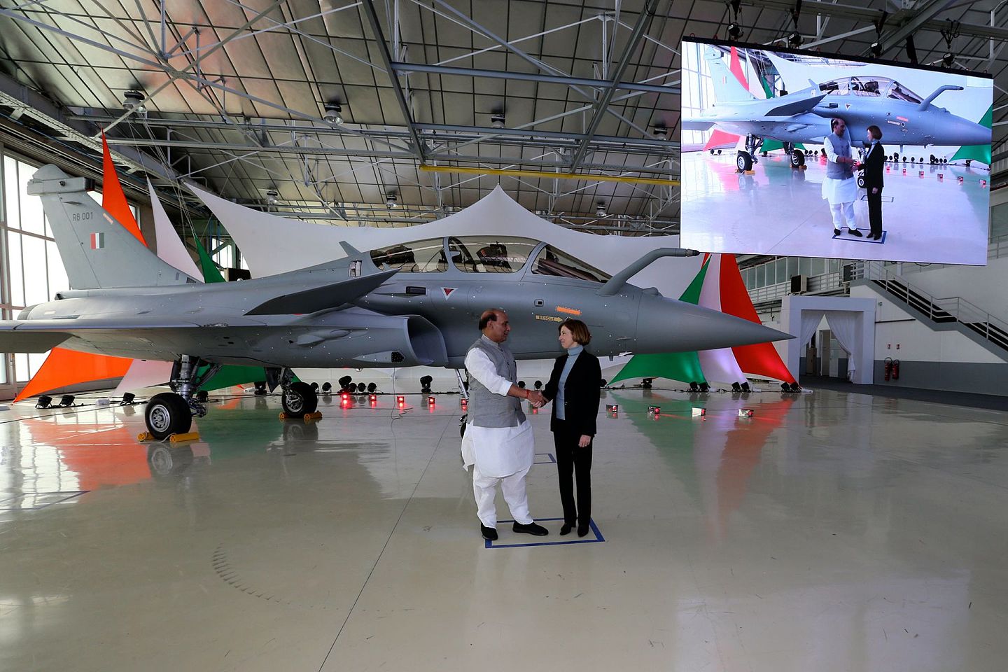 2019年10月8日，印度空军订购的首架“阵风”战机日前在法国达索公司（Dassault Aviation）下线，印度防长辛格访问法国，在梅里尼亚克（Merignac）出席了交付仪式。（AP）
